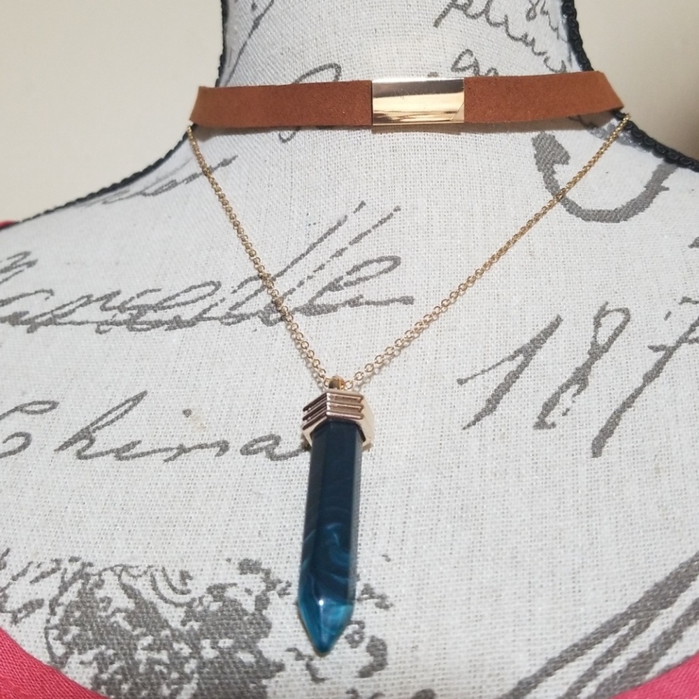 Metal detail choker with contrast crystal pendant